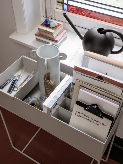 Kasutusvõimalusi saab avarada ka tänu spetsiaalsetele lisadele – muuhulgas saab juurde soetada kasti
sisse riputatava lahtise karbikese, raamatute ja ajakirjade jaoks mõeldud eraldaja jms. Tootja ferm LIVING Allikas: elkemoobel.ee