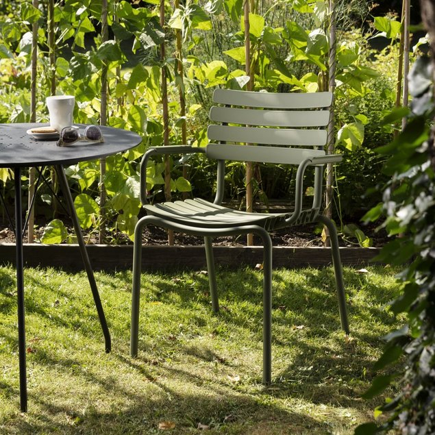 Reclips tool ja Circum laud. Tootja: HOUE Allikas: elkemoobel.ee