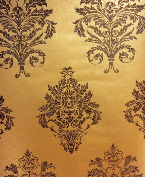 Kuldsel põhjal pruuni ornamendimustriga tapeet, 
10,05 x 0,53 m rull, 
materjal hingav liim seina fliis. Allikas: www.tapeedid.ee