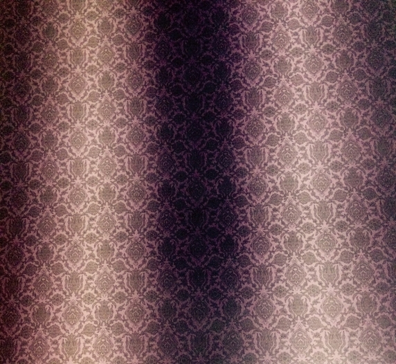 Peene ornamendi mustriga põneva varjutaolise triibuga tapeet, 
10,05 x 0,53 m rull, 
materjal hingav liim seina fliis, 
toon: lilla. Allikas: www.tapeedid.ee