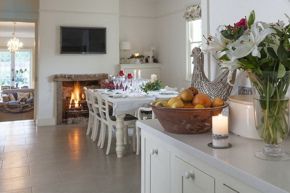 Söögituba ja köök valgetes värvides, mis on ka kaunistatud tagasihoidlike jõulukaunistustega. Allikas: www.stylisheve.com
