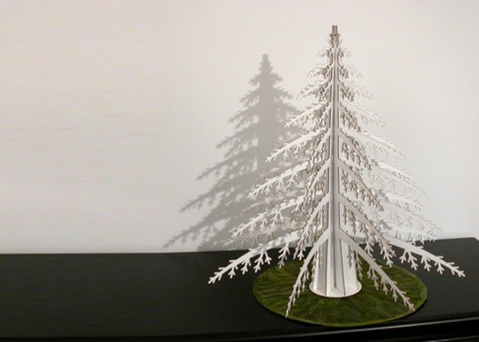 Valgest kartongist valmistatud jõulupuu, mida saab oma äranägemise järgi ehtida. Source: inhabitat.com