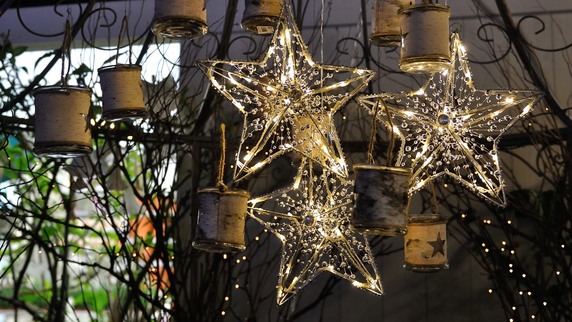 Õhulised pärlitega tähemotiivid aknal rippumas pakuvad silmailu ka õuest vaadatuna.