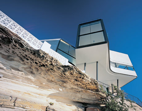 Kaljupealne maja Austraalis Sydney -st väljas, kus palju betooni ja looduslikku kivi.
Maja on maksimaalselt avatud päikesele ja mereõhule, mis sealses pehmes kliimas pea aastaläbi nauditav. Allikas: www.thedailygreen.com