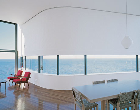 Austraalia kaljupealse maja kaunis avar vaade merele, mida lihtsustab kõrgel temperatuuril kumerdatud kvaliteetne klaas. Sisustus on naturaalsetest materjalidest ja minimalistlik jättes kogu tähelepanu kaunile vaatele. Allikas: www.thedailygreen.com