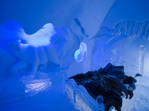 Kanada jäähotell, mis asub vaid 10 minuti kaugusel kesklinnast Québec City-st. Hiiglaslike võlvide ja kristalsete jääskulptuuridega hotell, kus on 19 tuba ja 13 šviiti. Allikas: www.webtravelnews.com