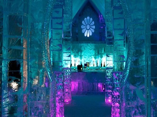 Kanada jäähotelli müstiline värvide mäng koostöös jääga. Allikas: www.webtravelnews.com