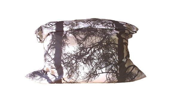 Puumustriga kott-tooli puhul on kasutatud Soome tekstiiliettevõtte Vallila Interior kangast.