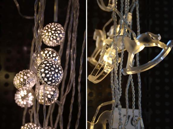 Varje kumav pitsilise mustriga hõbepall on jõuluehte eest.
Valgusvihus kiikhobud meeldivad eriti lastele.