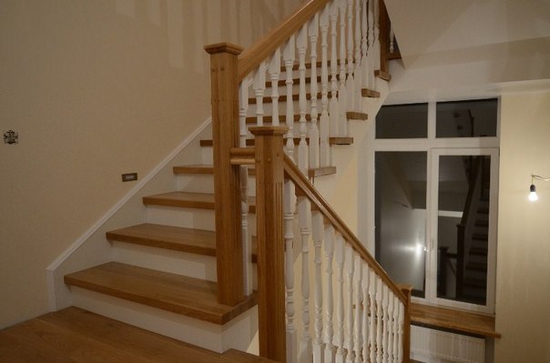 Классическая бетонная лестница, отделанная дубом, ограждение - деревянные балясины из дуба, окрашены в белый цвет Source: www.stragendo.ee