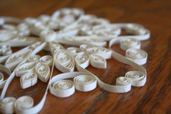 Selliseid kauneid rullitud lumehelbeid hakkamegi valmistama. Allikas: www.craftyendeavor.com