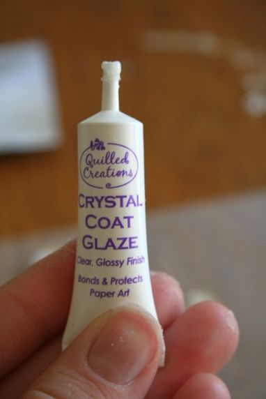 Kasutage käsitööpoest ostetud spetsiaalset rullimise liimi. Allikas: www.craftyendeavor.com