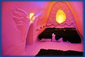 Lumehotelli kaunis kujunditega tuba. Ööbimisega kaasneb ka hommikusöök ja hommikudušš. Allikas: www.snowcastle.net