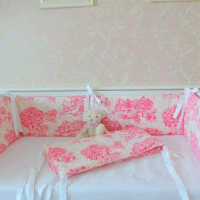  Voodipehmendus Toile Pink ja beebitarvete kott   Source:  www.makayladesign.com  