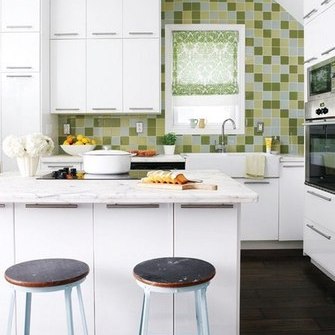   Plaaditud sein ja baaripukid loovad mõnusa retrohõngulisuse    Allikas:  www.digsdigs.com  