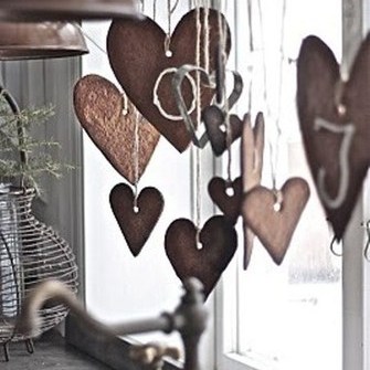   Mõnusalt lõhnavad piparkoogid on teemakohane kaunistus aknale    Allikas:  www.onekindesign.com  