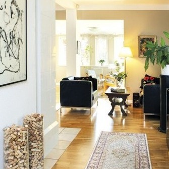 Esikust avaneb kutsuv vaade. Tavalise elutoa diivani-teleri dialoogi asemel on siin inglisepärase sitting room\'i eeskujul mitu hubast istumisnurka. Allikas: www.kodu-aed.ee Esikust avaneb kutsuv vaade. Tavalise elutoa diivani-teleri dialoogi asemel on siin inglisepärase sitting room\'i eeskujul mitu hubast istumisnurka. Allikas: www.kodu-aed.ee