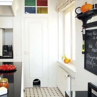 Köök ja söögituba paiknevad kunagise garaaži ja tööriistakuuri asukohal. Köögist pääseb ka otse terrassile. Praktiline sahver on abiruum ja panipaik. Allikas: www.kodu-aed.ee Köök ja söögituba paiknevad kunagise garaaži ja tööriistakuuri asukohal. Köögist pääseb ka otse terrassile. Praktiline sahver on abiruum ja panipaik. Allikas: www.kodu-aed.ee