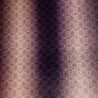 Peene ornamendi mustriga põneva varjutaolise triibuga tapeet, 
10,05 x 0,53 m rull, 
materjal hingav liim seina fliis, 
toon: lilla.   Allikas:  www.tapeedid.ee    Peene ornamendi mustriga põneva varjutaolise triibuga tapeet, 
10,05 x 0,53 m rull, 
materjal hingav liim seina fliis, 
toon: lilla.   Allikas:  www.tapeedid.ee