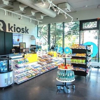  R-KIOSK Foorumi keskuse kaubanduspinnal on kasutusel ForteLed LED siinivalgustid Berlin Slim 30W, 3000K, valge ja Essen 12W, 3000K, valge 