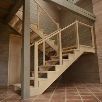  Лестница на деревянных косоурах из яснея. Обратите внимание, ступени лежат на косоурах (Belyi Klen).   Source:  www.stragendo.ee  