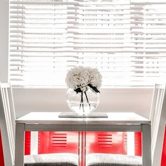  Siin paar Ikea punaseid metallist kappe, mis loovad pikema puhvetkapi ilme. Illusioon, et need on üks ese kinnitatakse kahe kokkusobiva lambi asetamisega kapi mõlemasse otsa.   Allikas:  www.bhavintaylordesign.com  