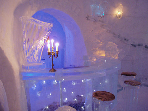 Suurim jäähotell Norras ja kõige põhjapoolseim Euroopas. Peale baaride, hotellitubade, puhkeruumide ja koridoride on ka sportimisruumid. Novembrist jaanuarini ei näe selles hotellis päikesetõusu, aga on üks jäähotellidest,  kus on võimalik näha virmalisi. Allikas: www.webtravelnews.com