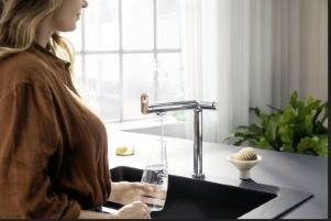 Neile, kes eelistavad sirgjoonelisust:
hansgrohe Aqittura FilterSystem 240 oma
reljeefselt lineaarse disainiga on
pilgupüüdjaks igas moodsas köögis.