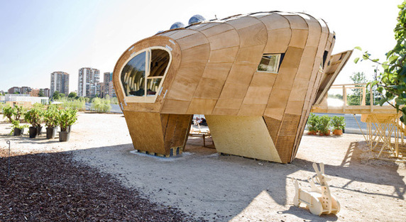 Väike ja soe orgaanilise kujuga maja lausa kutsub enda sisse, toodab rohkem energiat kui ära kasutab. Allikas: www.cabinzoom.com