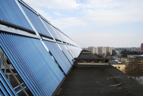 Oma tõhusust tõestanud 2009 aasta lõpus Tallinnas Mustamäe tee kortermajale (144 korterit) paigaldatud päikeseküttesüsteem.
Maja katusel on 64 päikesesoojust püüdvate vaakumtorudega paneeli – kokku 1920 vaakumtoru.  Alkuperä: www.gerdtarand.eu