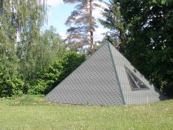 Loodusravi püramiid Lõuna-Eestis Veriora vallas. Alkuperä: pyramiid.blogspot.com