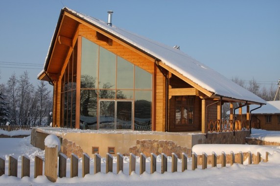 Modernne suure klaasfassaadiga palkmaja Soomes. Allikas: www.loghouse.fi