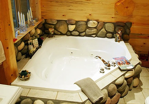 Looduslike kividega palkmaja vannituba. Allikas: log-homes.thefuntimesguide.com
