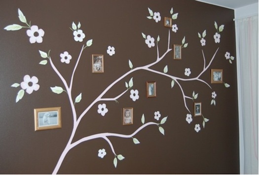 Tumedat seinapinda elavdab peale kleebitud puukujuline lilledega motiiv
Lisatud perepildid loovad meeleoluka seina ruumi.
