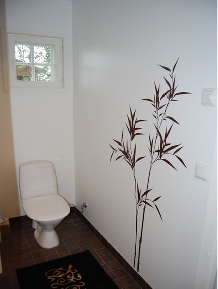 Lihtsat valget tualettruumi dekoreerib seinale kleebitud bambusmotiiv, 
mille värvitoon sobib hästi kokku põranda tooniga.
