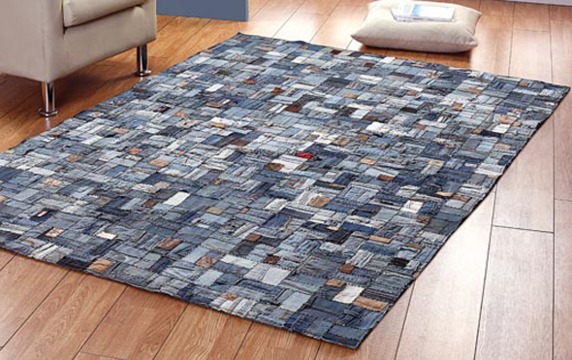 Teksajääkidest naturaalne puuvillane vaip on soe ja raske, sobib igati jalgu soojendama ja on samas efektne. Allikas: www.gasjeans.com