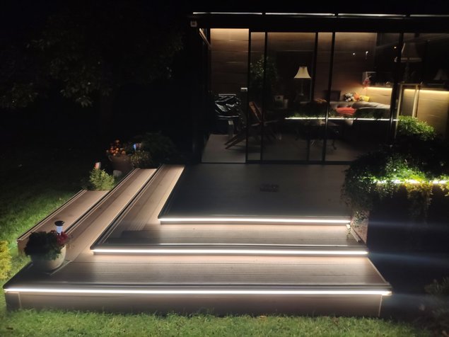 Eramaja terrassi valgustus. Oli kasutatud trepiprofiil mis oli värvitud vastavalt kliendi soovile RAL-
kataloogi järgi. Disain, materjalid ja paigaldustööd oli teostatud ABCLEDi poolt.