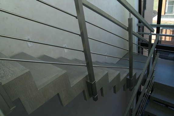 Лестница на металлических шпонированных косоурах. Ступени располагаются между косоурами, косоуры шпонированы  (Belyi Klen). Allikas: www.stragendo.ee