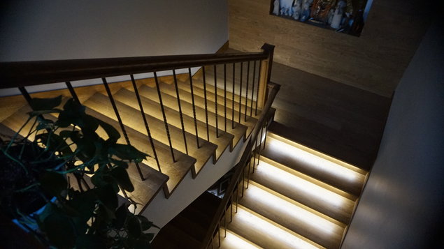 Pirita eramaja. Trepivalgustus. Selles proektis kasutakse „Smart stair kontroller“ mis automaatselt lülitab
sisse valgustus astudes treppi peale.