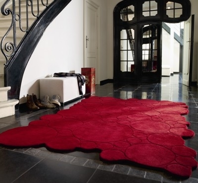 Efektne punane akrüülvaip fuajees. Allikas: www.modern-rugs.co.uk