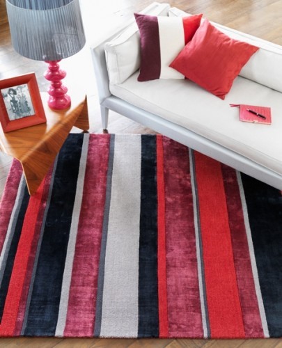 Tugevate värvidega vaip modernses inetrjööris. Allikas: cocktailswithmom.com