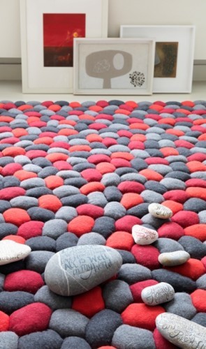 Omanäoline kiviimitatsioonis värvikas vaip. Allikas: cocktailswithmom.com