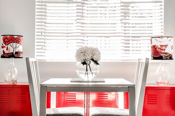 Siin paar Ikea punaseid metallist kappe, mis loovad pikema puhvetkapi ilme. Illusioon, et need on üks ese kinnitatakse kahe kokkusobiva lambi asetamisega kapi mõlemasse otsa. Allikas: www.bhavintaylordesign.com