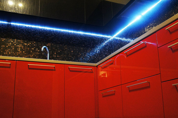 Köögimööbel LED valgustusega Alkuperä: www.vs-sisustus.eu