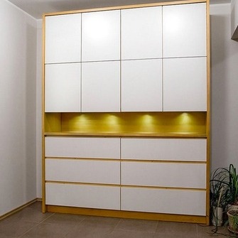 Kõrgläikeline valge kapp