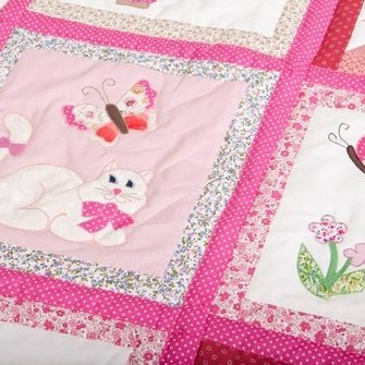 Anne Kozak\'i valmistatud aplikatsioonitehnikas teki ja padja komplekt väiksele tüdrukule