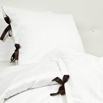 Satiinist voodipesu eestimaiselt kaubamärgilt Letti Piccoli