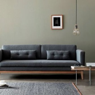 Day diivan, Cord ja Work valgustid, Etage diivanilauad, Alba vaas ja Bjork vaip – tootja: Design House StockholmИсточник: https://elkemoobel.ee/toode/day-sofa/