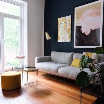 Alkuperä: https://www.myscandinavianhome.com/2018/07/a-striking-blue-wall-and-art-in-hamburg.html