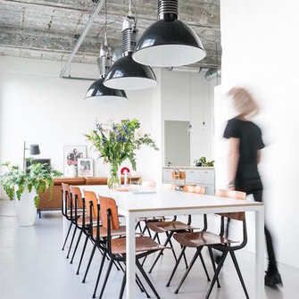 Source: http://www.myscandinavianhome.com/2017/05/an-awe-inspiring-factory-conversion.html